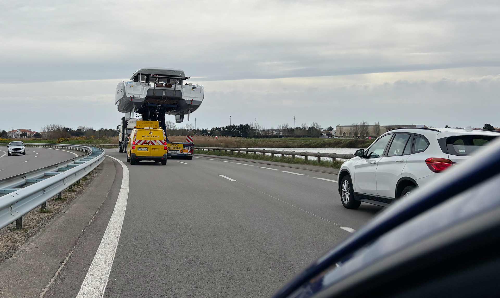 Begrüßung schon auf der Autobahn: Die Vendée ist der Bootsbau-Nabel der Welt