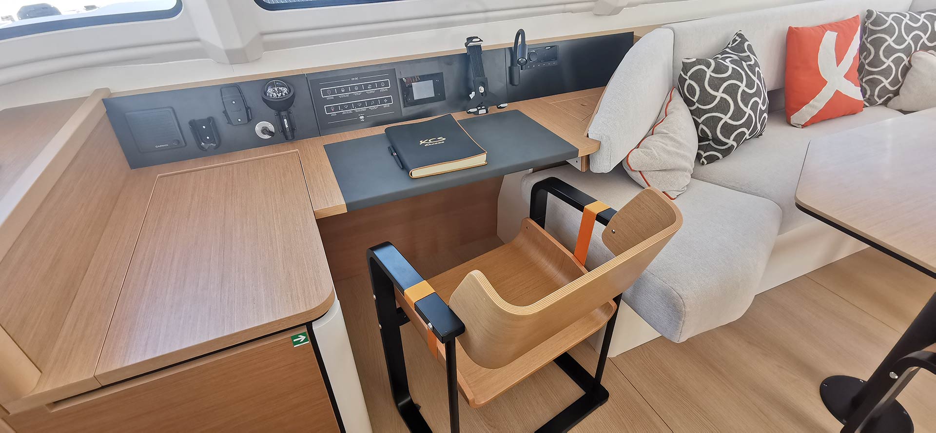 Groß, übersichtlich und mit einem schicken Stuhl: Die Navi des EXCESS 13