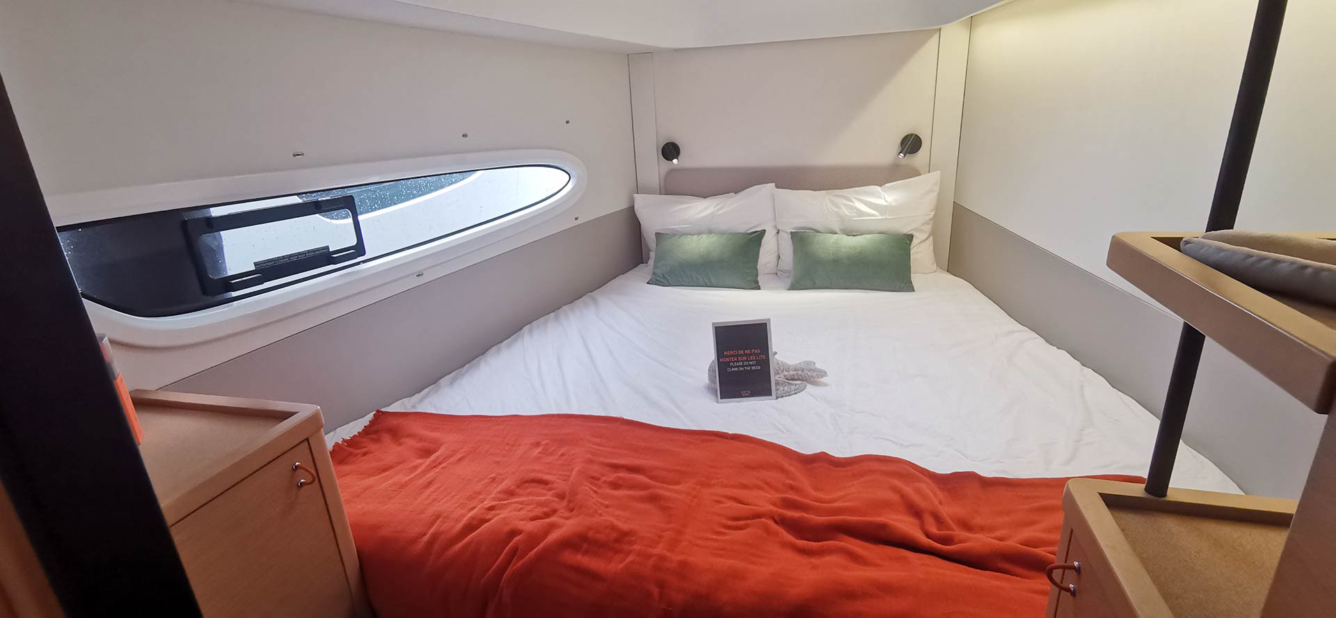 Richtig (!) großes Bett für die Gäste im Vorschiff!