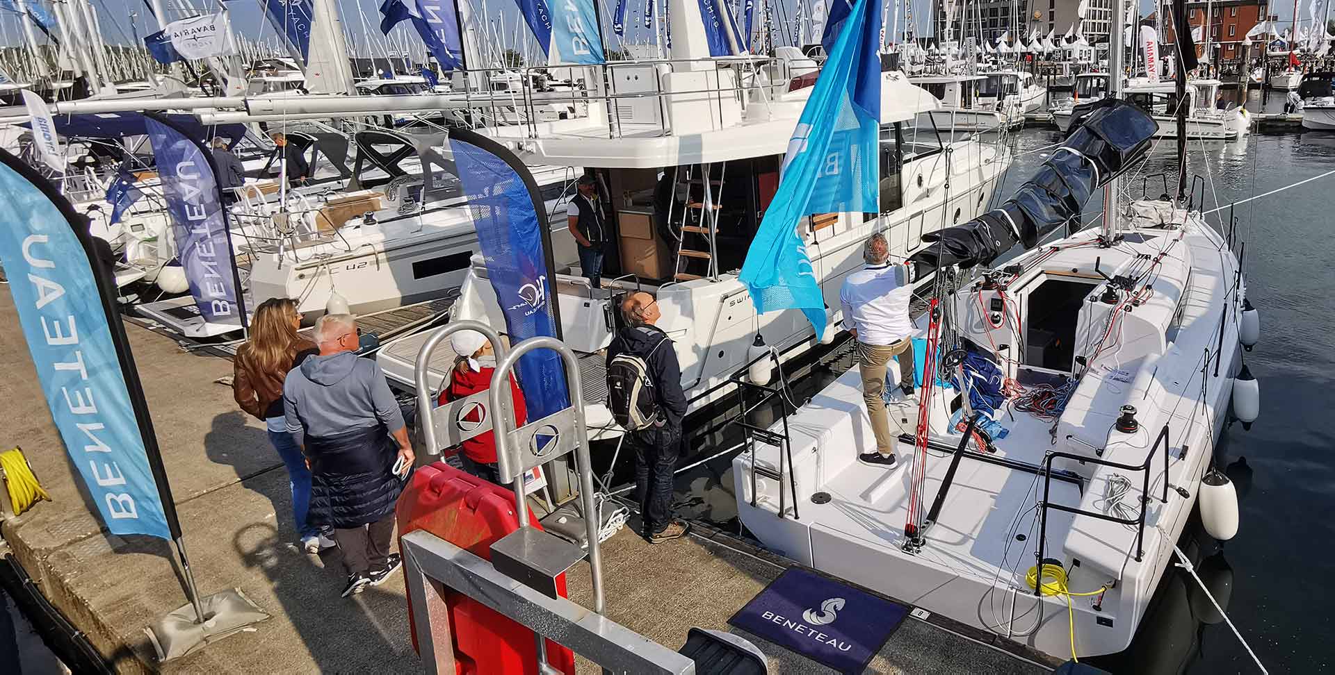 Schon früh morgens nutzen die ersten Besucher die Chance, unsere Boote zu sehen