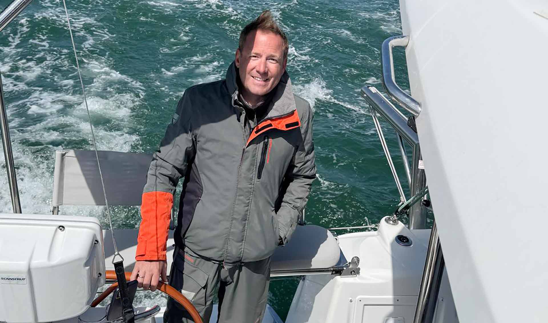 Katamaran-Spezialist Oliver Huber bei 14 kn SOG: Entspannt!