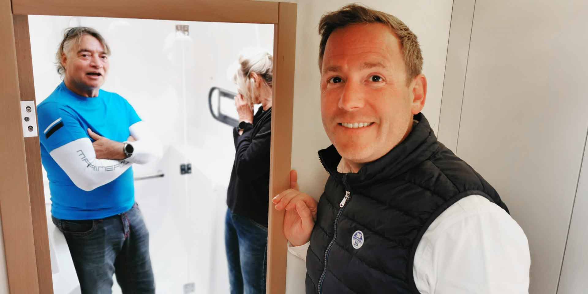 Auch innen schick: Oliver Huber führte die Gäste durch den Kat