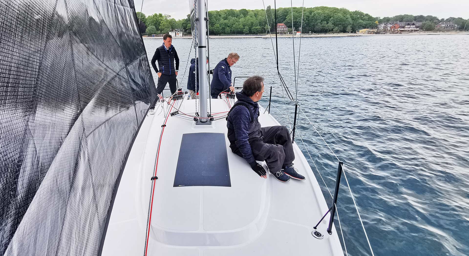 Hoch mit den edlen Laminatsegeln – was hat die FIRST 30 drauf?