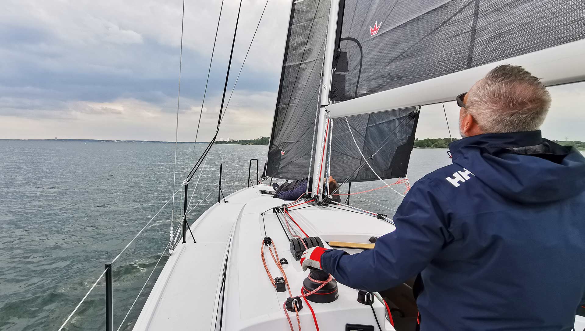 Alle Leinen für perfekten Segeltrimm sind im Cockpit
