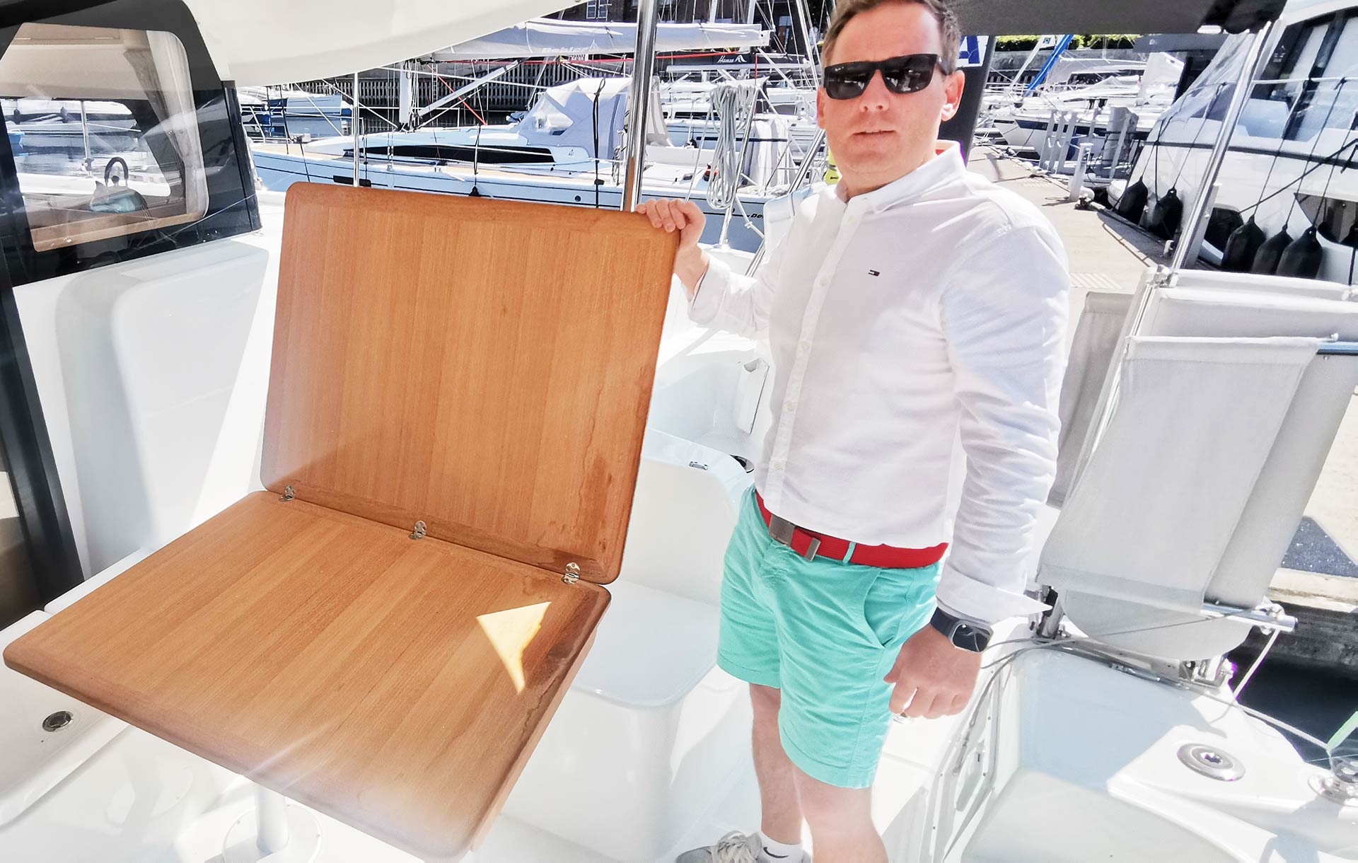 Der Teak-Tisch kann bei Gäste-Andrang sogar verdoppelt werden.