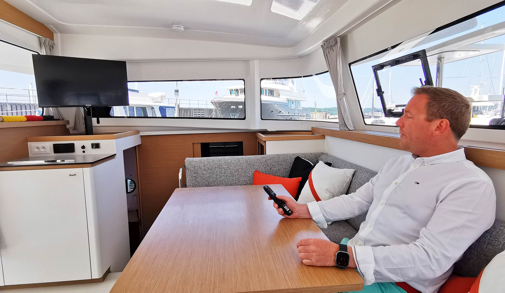 Flatscreen TV für Onboard Video-Abende.