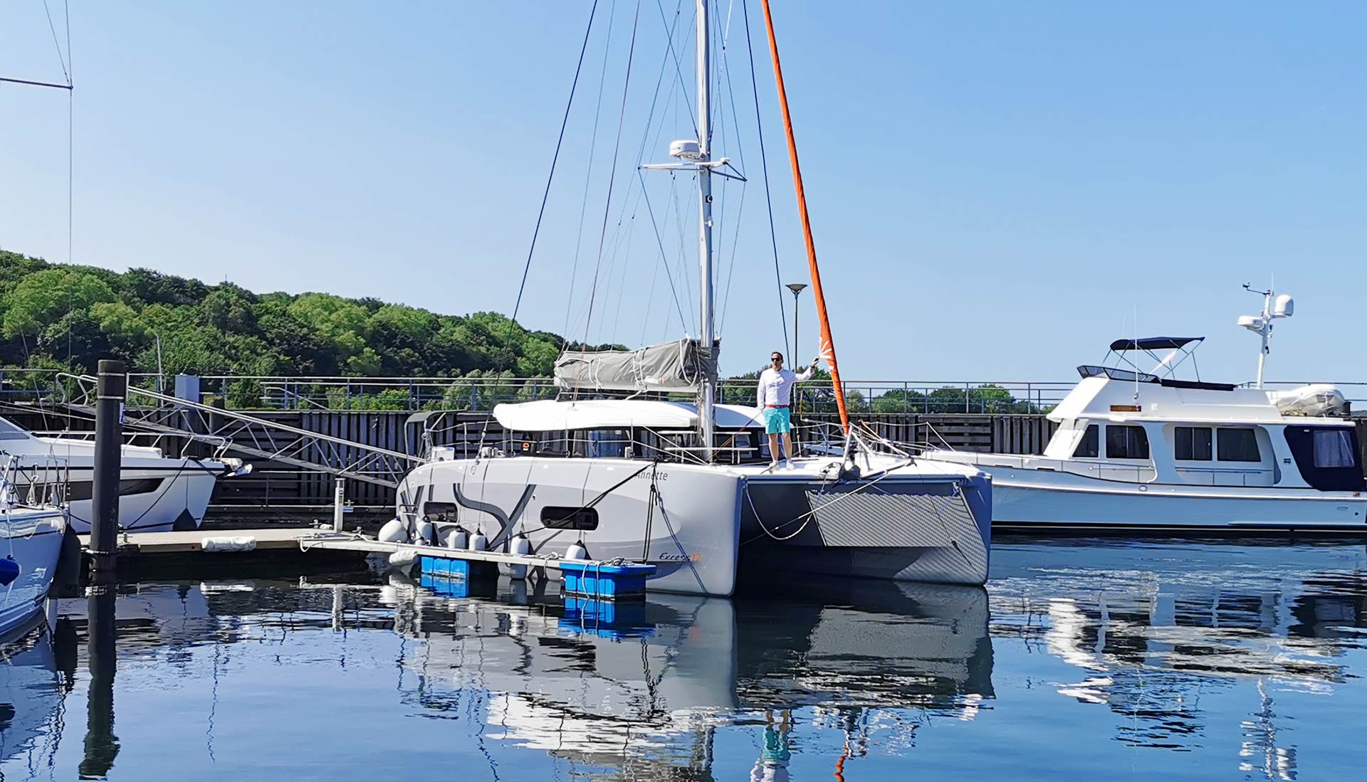 Ob in der Ostsee oder im Mittelmeer – dieser Kompakt-Kat macht überall eine gute Figur.