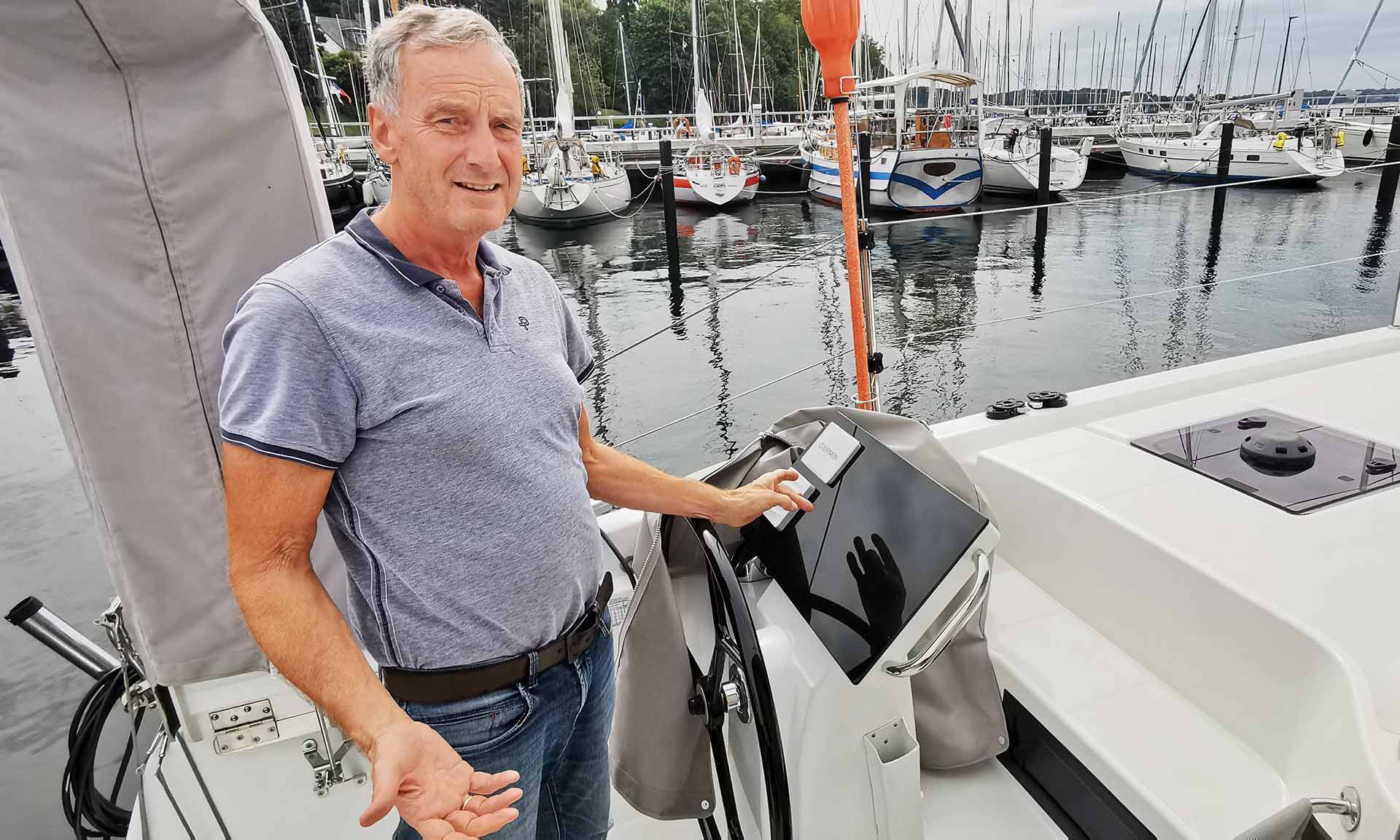 Rainer am Backbord-Steuerstand: Alles im Blick von hier aus!