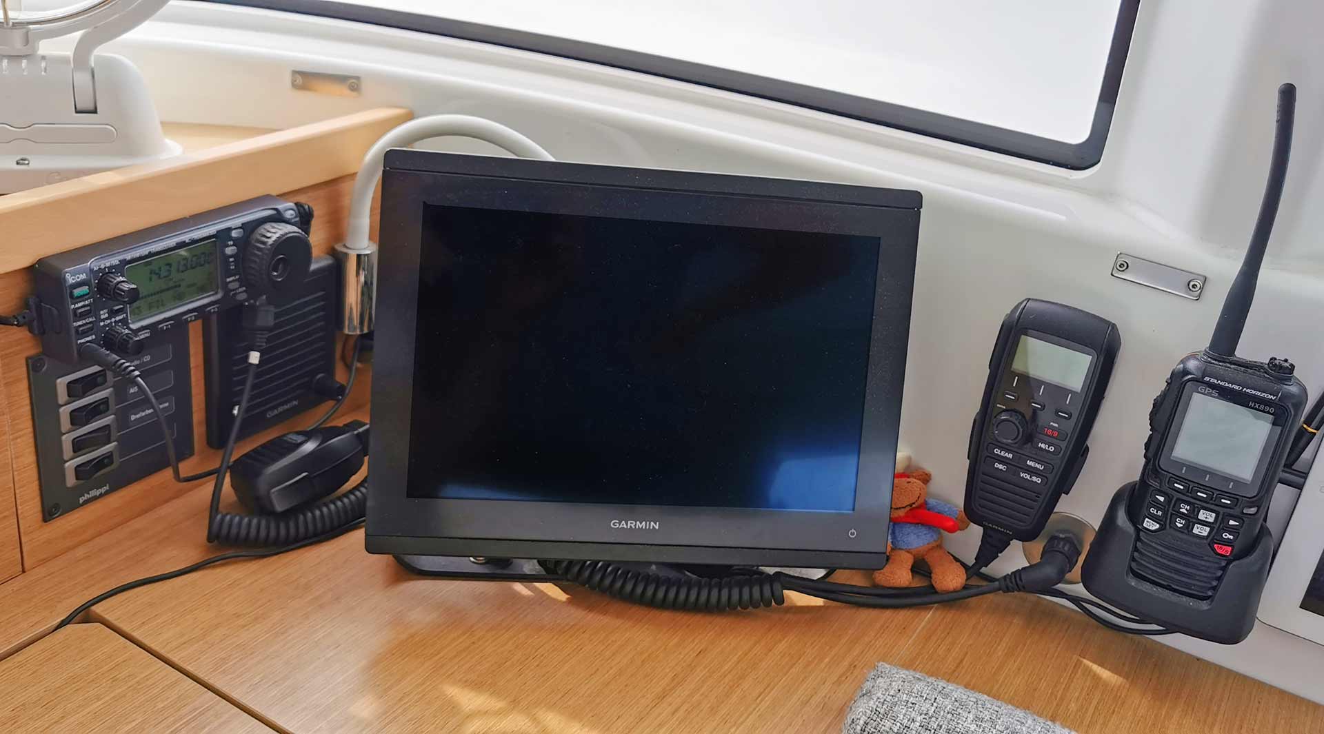 Neben dem zweiten Plotter und der UKW-Station findet sich hier auch ein Kurzwellen-Funkgerät