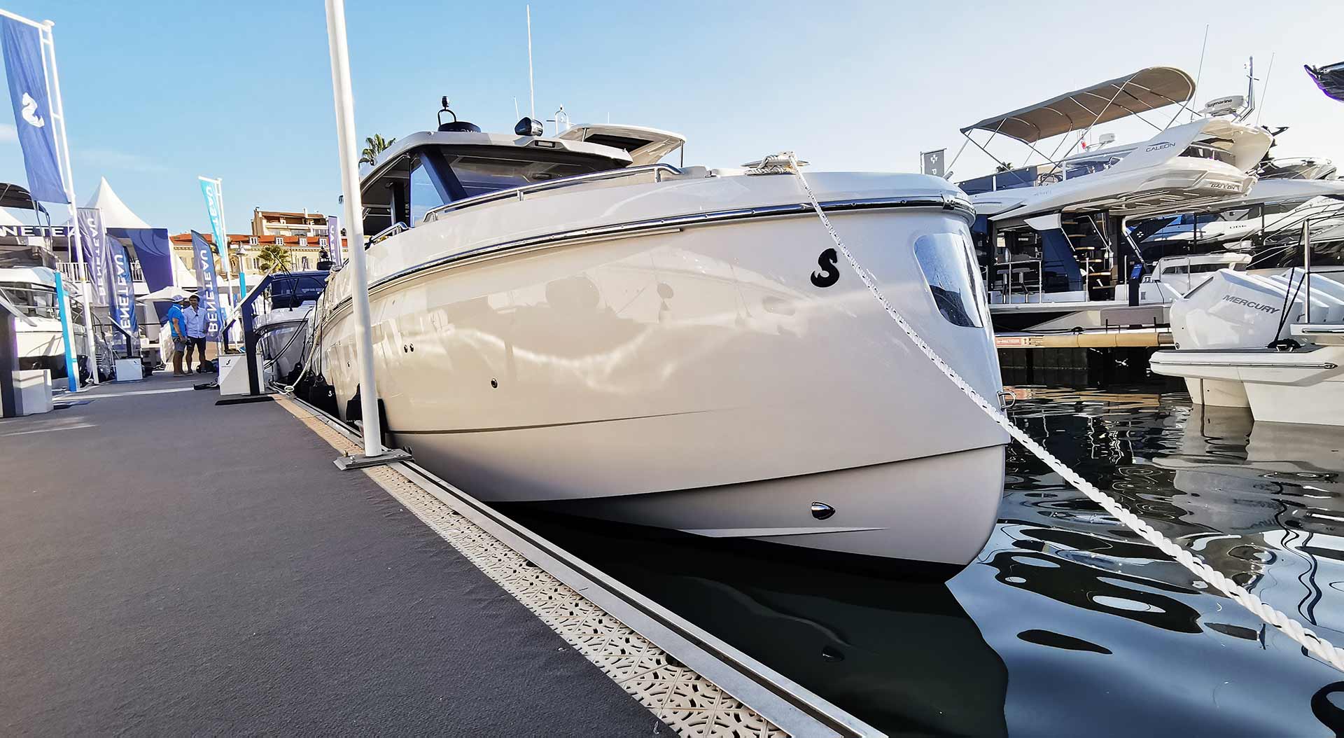 Bullig, kraftvoll und doch mit feinem Unterwasserschiff: Der neue Negativ-Steven bei den GRAN TURISMO