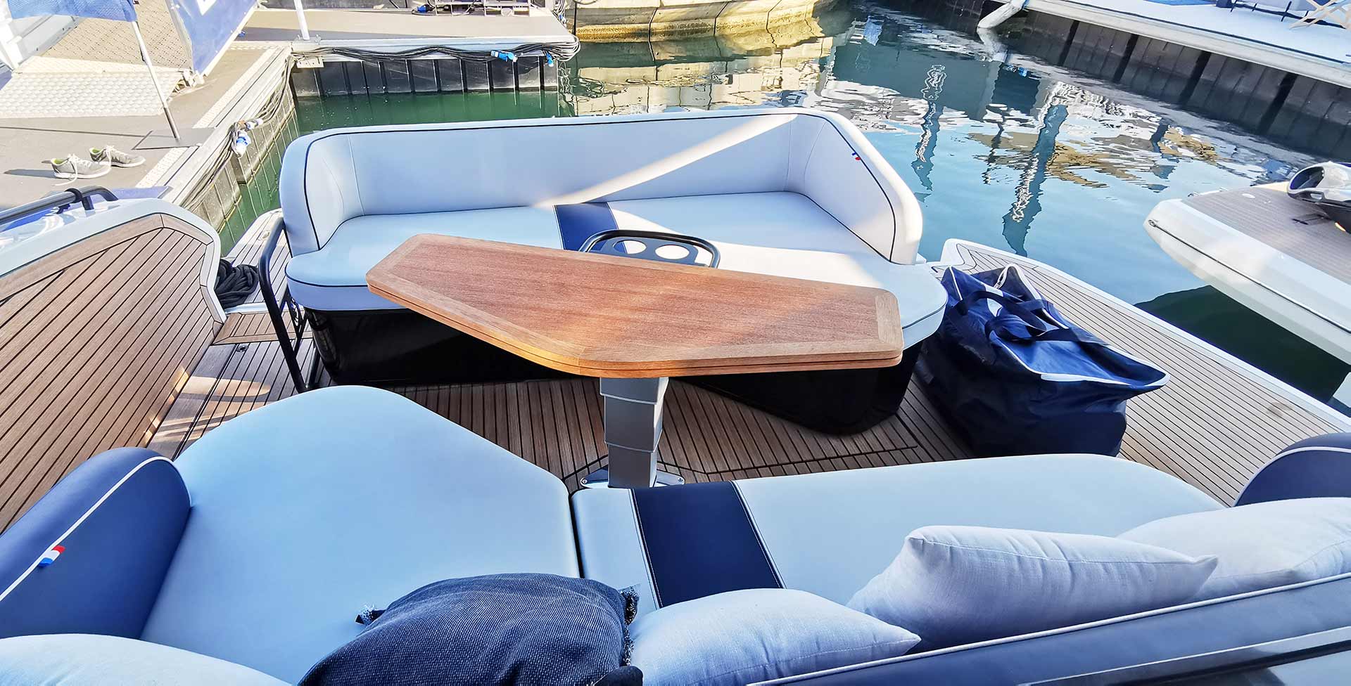Der große Tisch kann erweitert werden. Oder einfach abgesenkt zur Lounge.