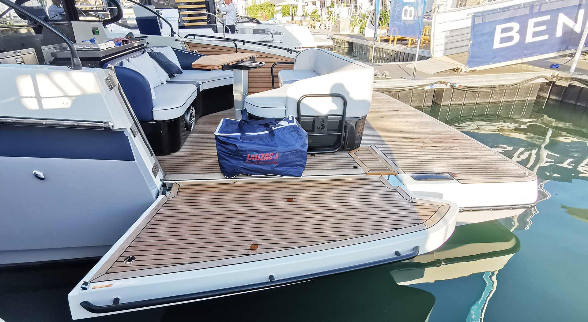 Megagroße Decksfläche achtern: Dank klappbarer Balkone viel mehr nutzbare Fläche!