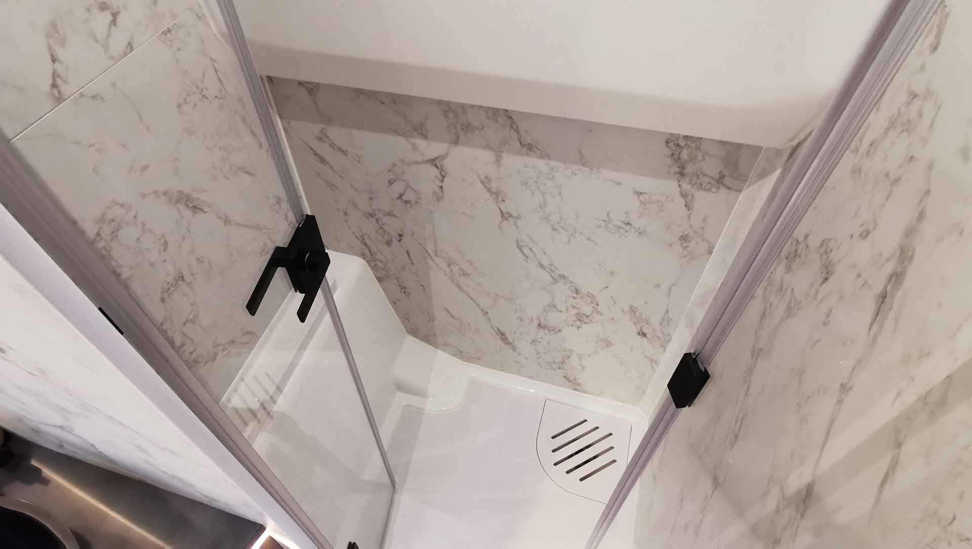 Duschen wie in einem Luxus-Hotel: Marmor-Style Corian im Bad der GT 40.