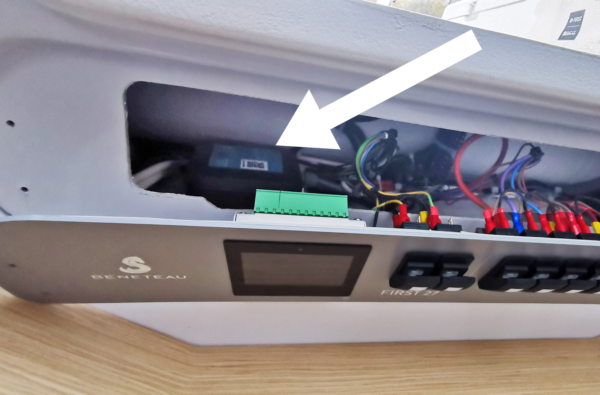 Die SEANAPPS-Box hinter dem Schaltpaneel einer FIRST 27