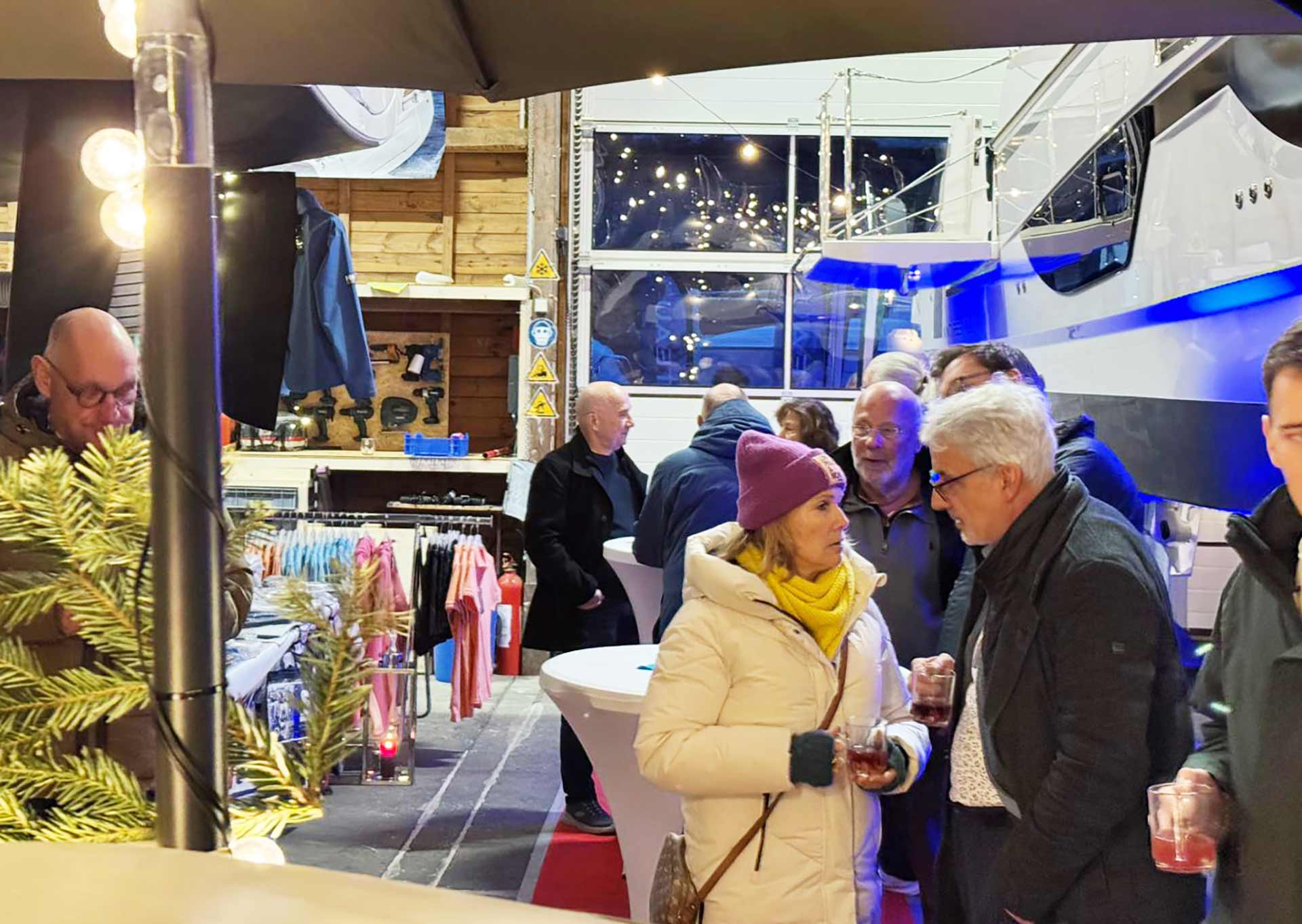 Kleiner Weihnachtsmarkt mit Segler-Klamotten sowie dies & das