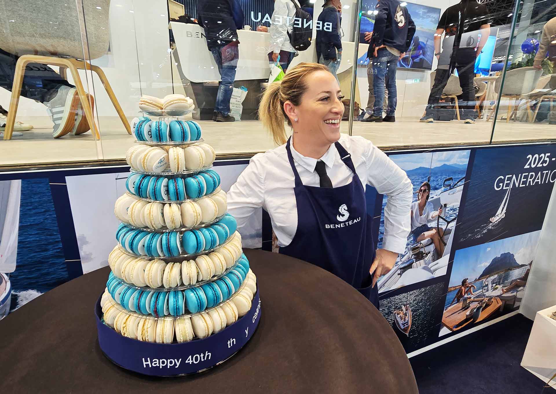 Süße Jubiläums-Macarons auf dem Stand – attraktive Angebote von uns