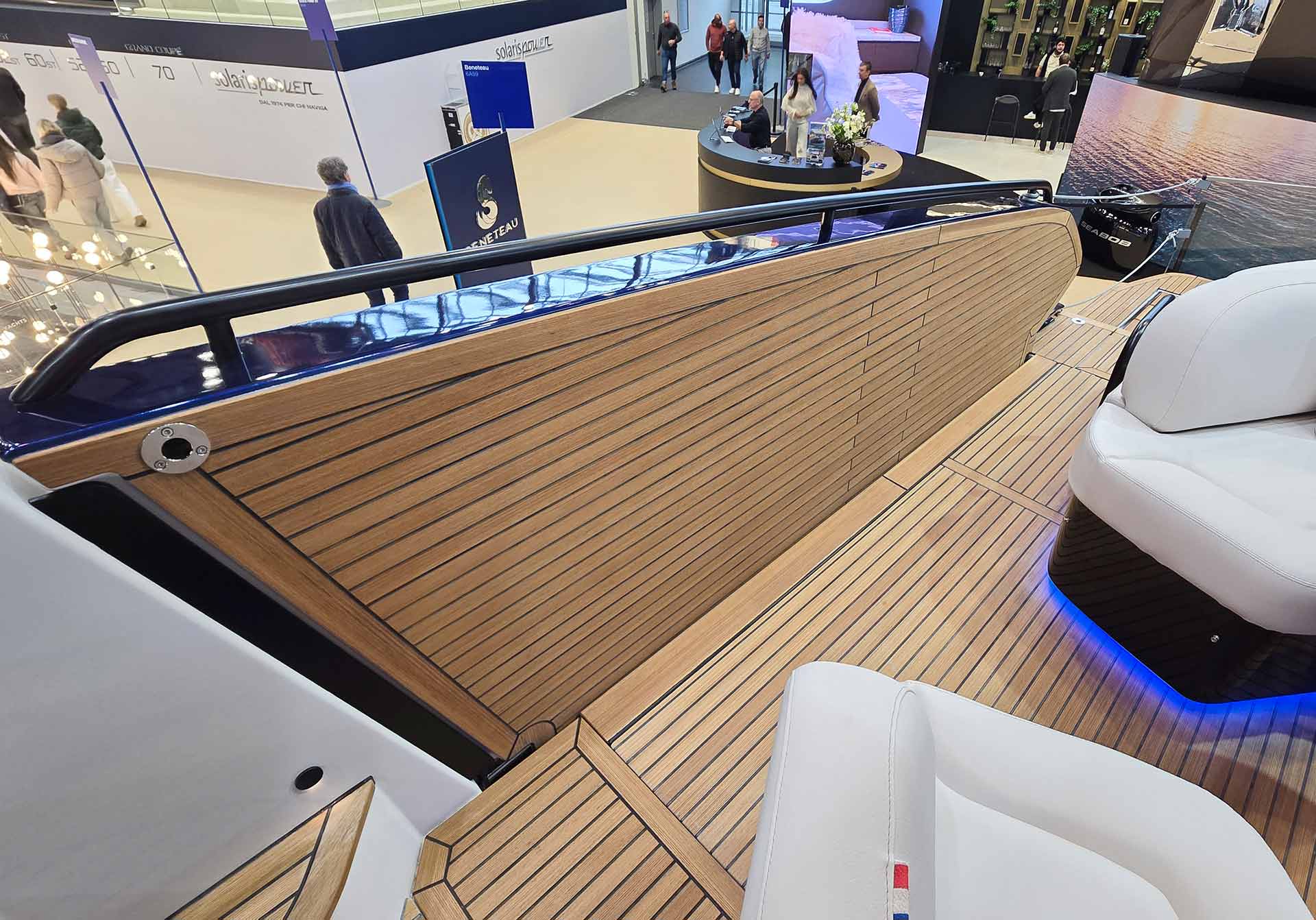 Steuerbord-Seitenwand hochgeklappt: Alles sicher für unterwegs