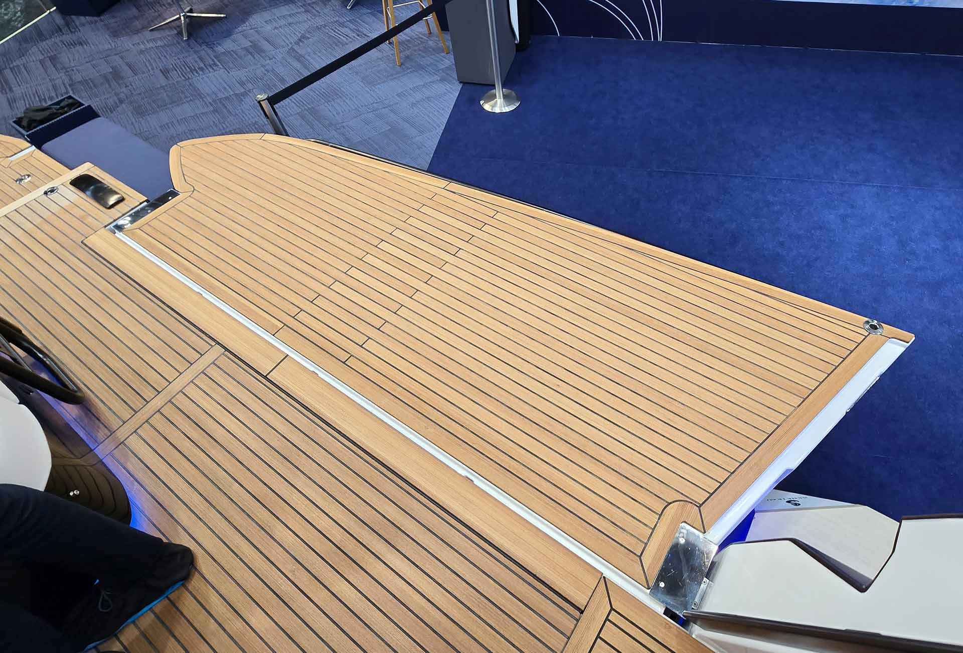 Der Backbord-Balkon heruntergeklappt: Ein Plus an Fläche sondergleichen