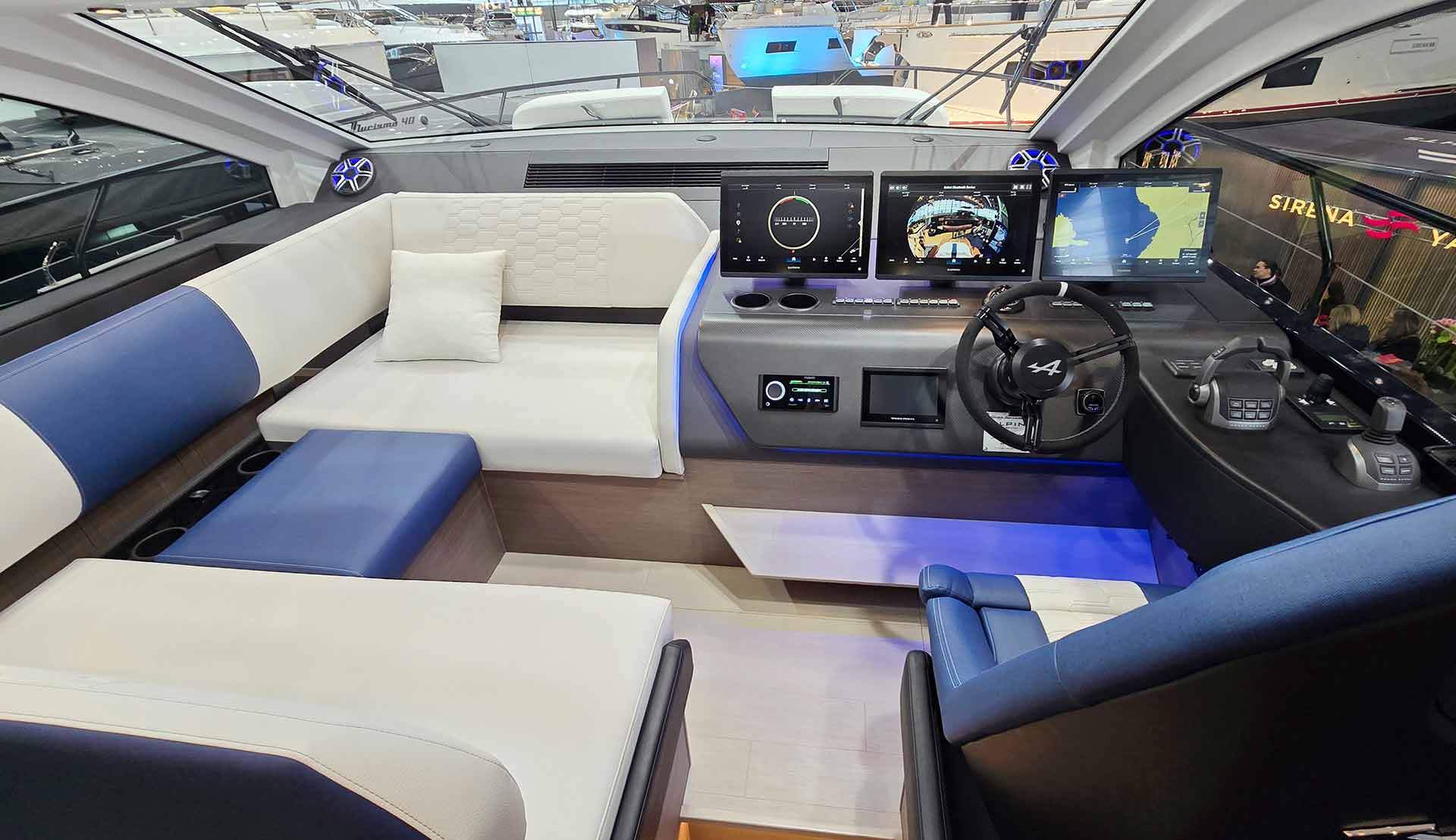 Die Innen-Sitzgruppe ist direkt vorn beim Skipper positioniert: Top!