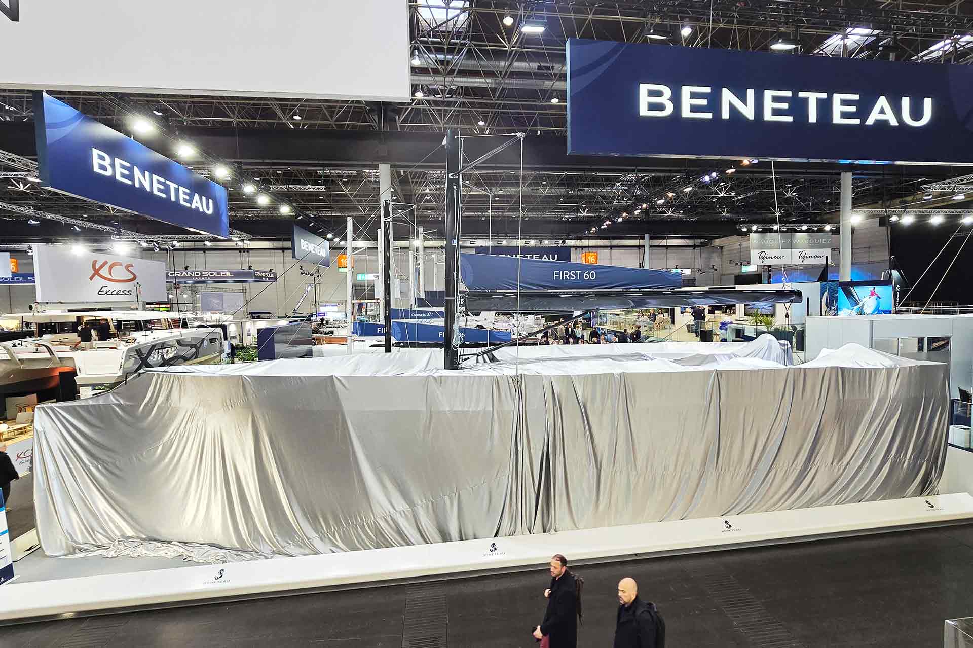 Noch ist sie verpackt: Die neue FIRST 60 auf der BOOT in Düsseldorf