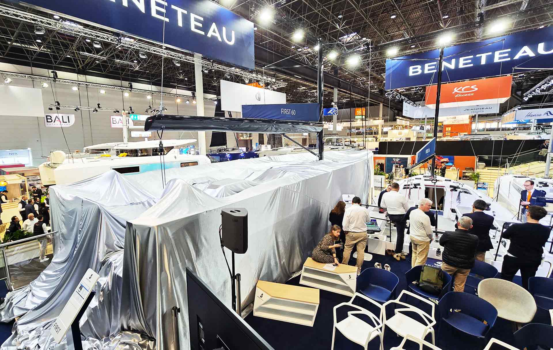 Langsam treffen die Journalisten und Gäste der Weltpremiere ein