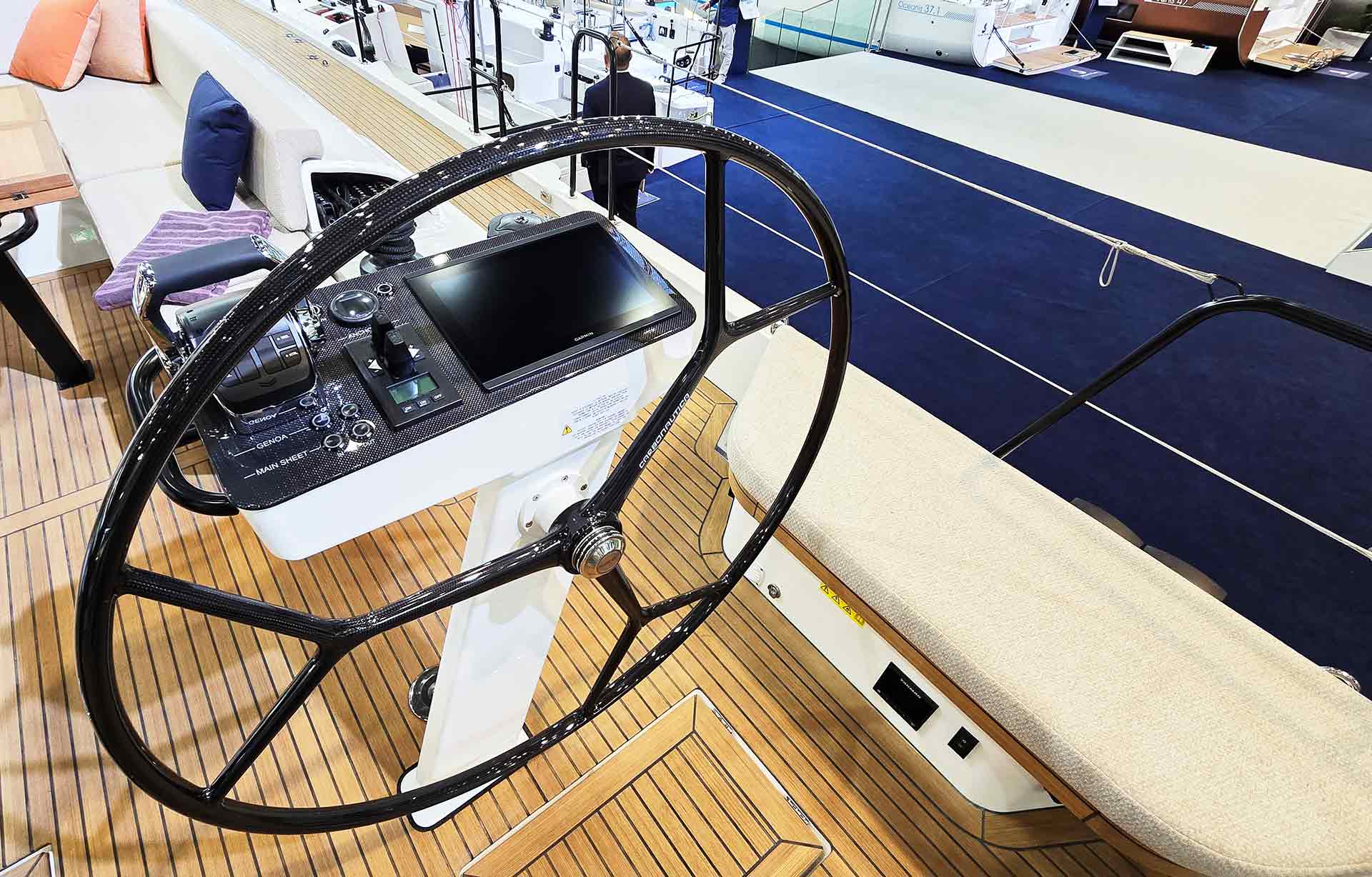 Steuerbordseitiger Steuerstand de FIRST 60