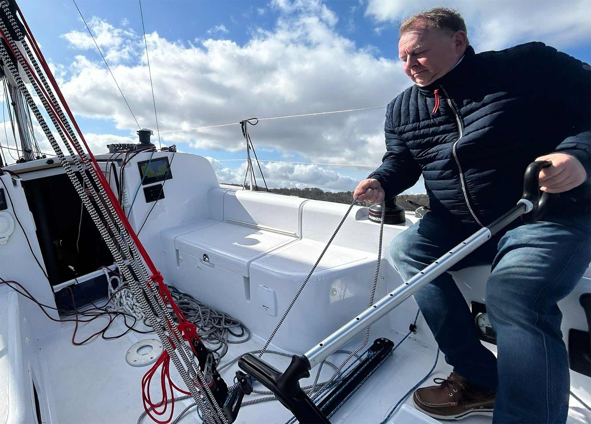 Thorsten Bergheim segelt eine der neuen FIRST 30 für die Kunden ein.