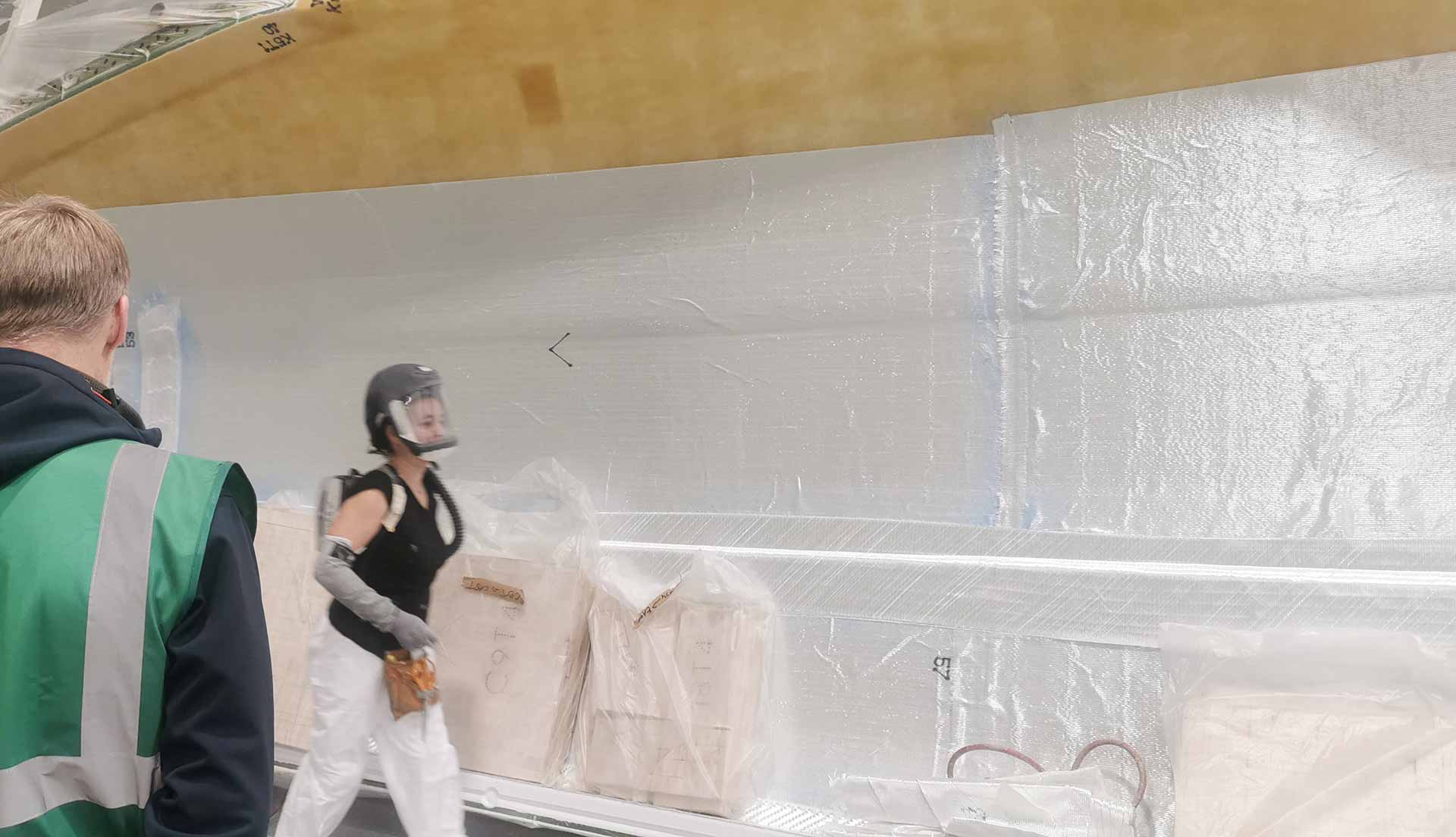 Verlegen von Hartschaumplatten für ein Sandwich-Laminat eines EXCESS-Kats