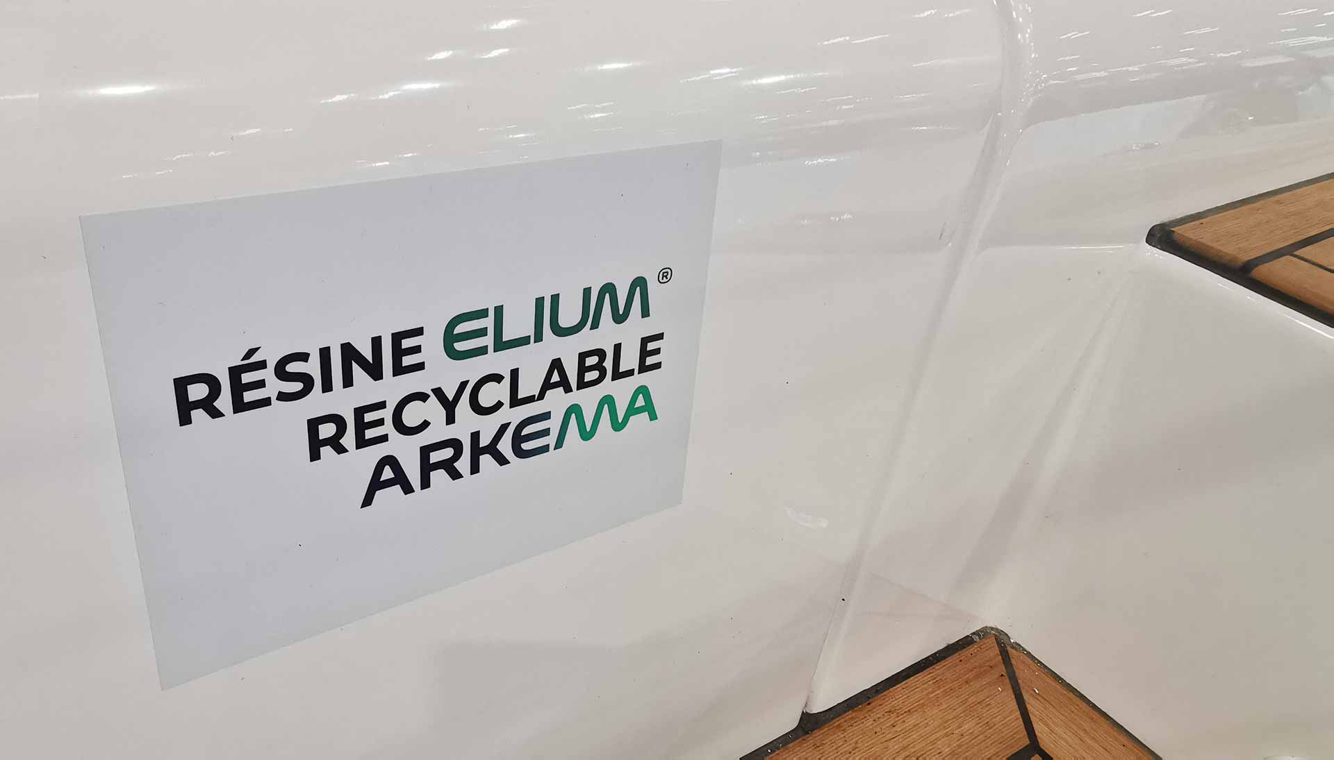 Sieht aus wie GfK, riecht wie GfK und verhält sich wie GfK: BENETEAU setzt auf recyclingfähiges Elium-Harz!