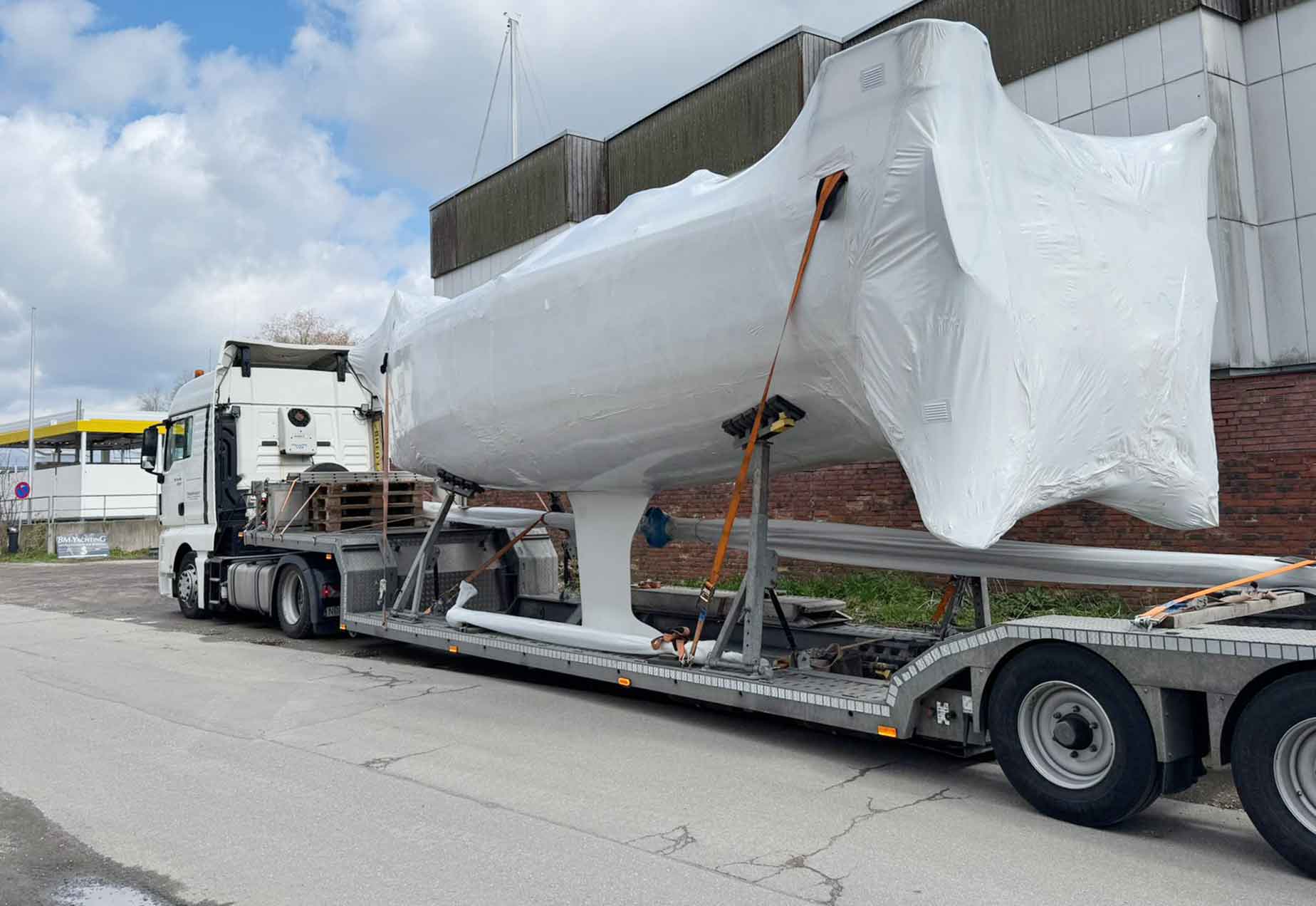 Ihre neue Yacht wird unterwegs gut von der Transportfolie geschützt  ...