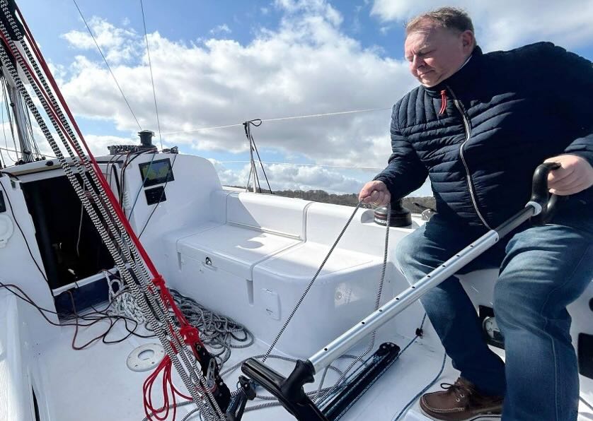 Thorsten probiert auch heute noch jedes Segelboot selbst aus.
