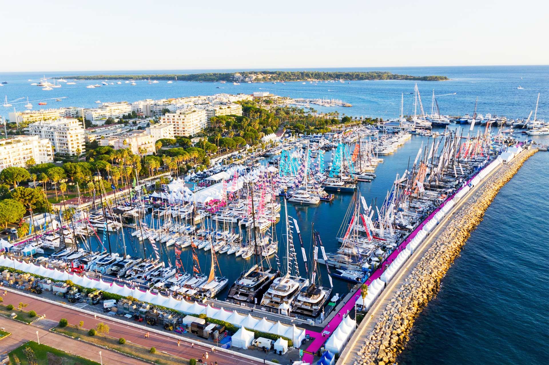 Die vielen Segelyachten im Vieux Port in Cannes