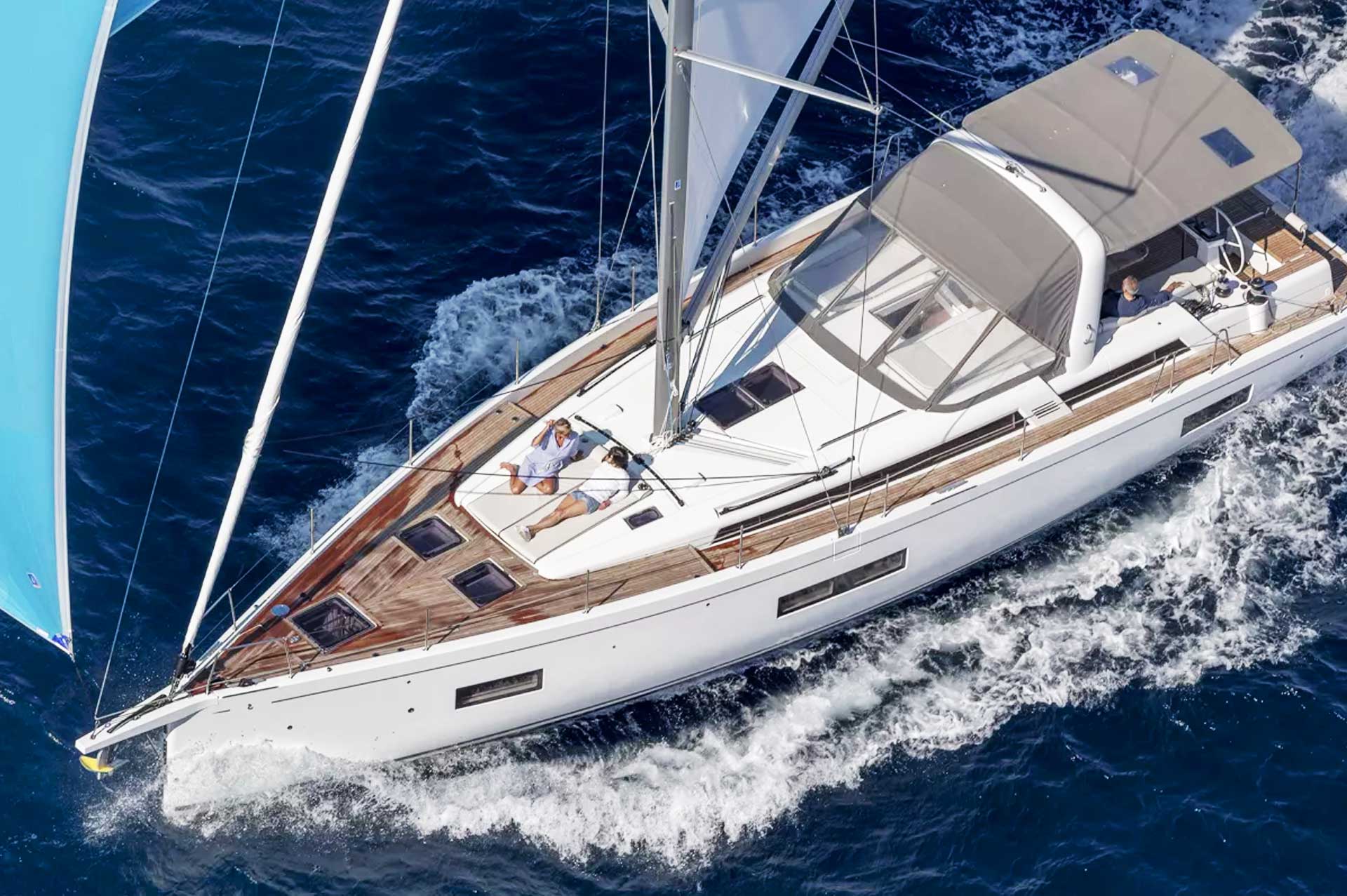 Die OCEANIS YACHT 54 ist sowohl Langstrecken-Cruiser wie auch Luxus-Boot