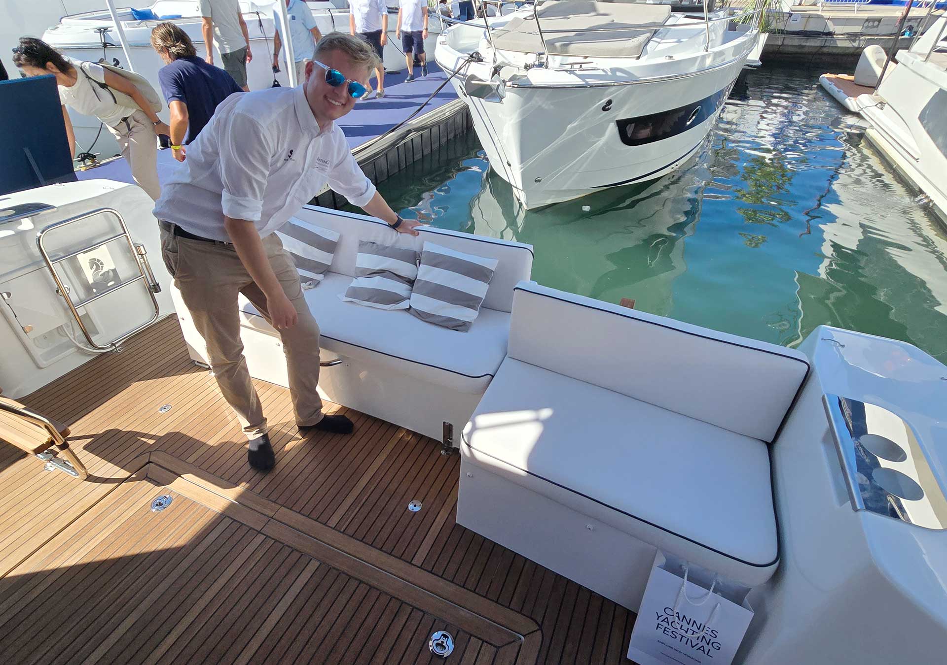 Jonas Alex demonstriert, wie einfach das Sofa verstellt werden kann.