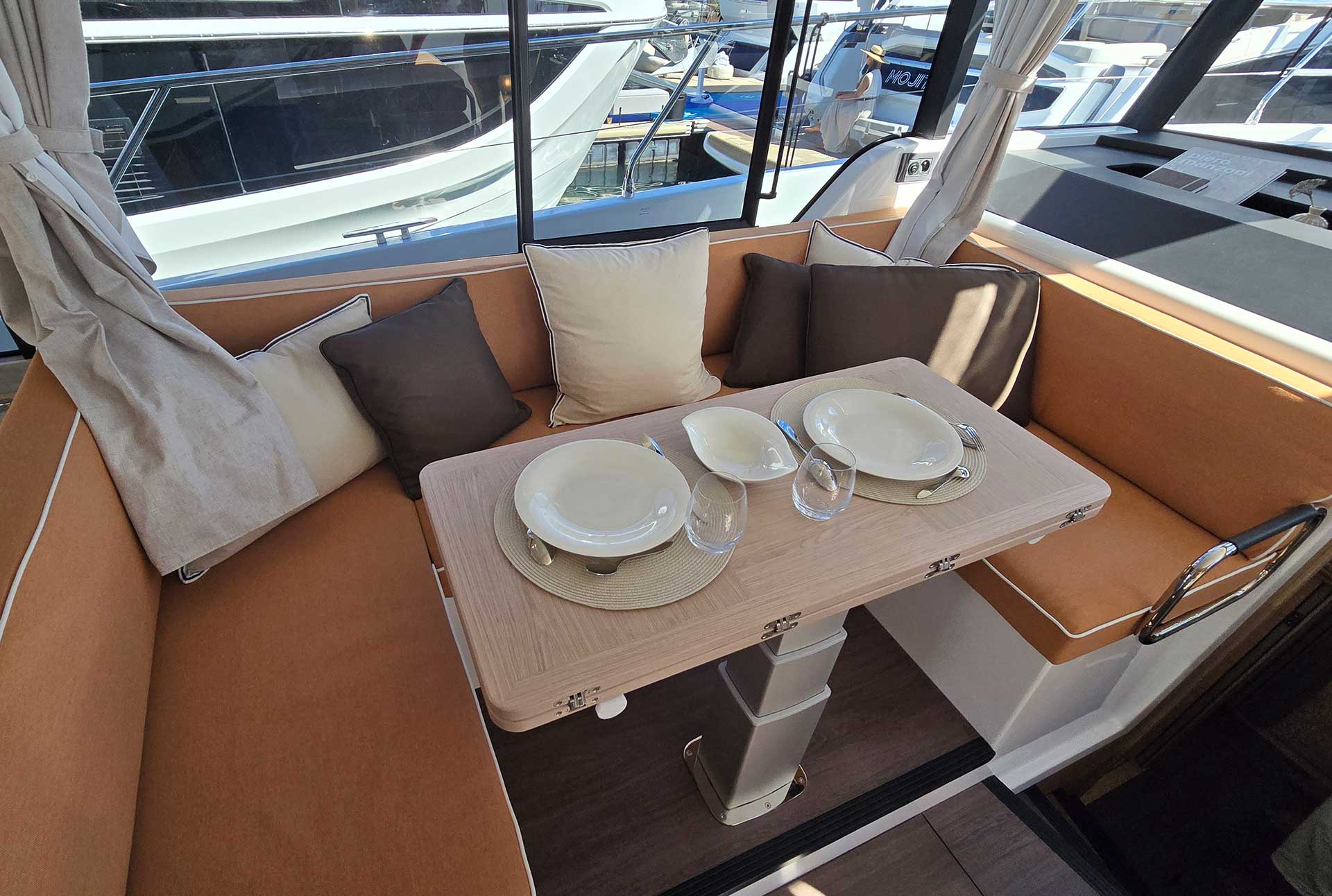 Die Dinette des SWIFT TRAWLER 43 – wohnlich & wandelbar.