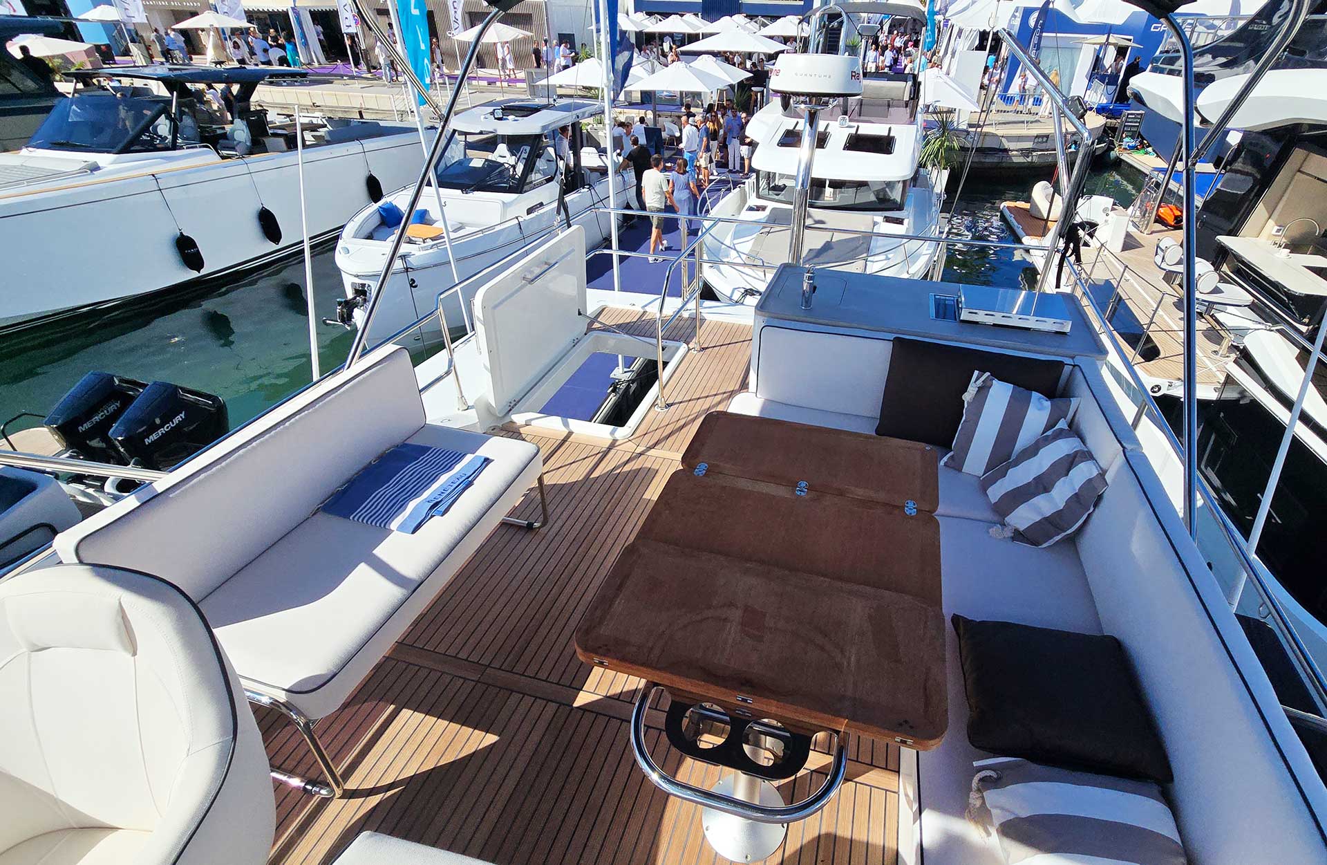 Schick, groß, praktisch: Das Flydeck des SWIFT TRAWLER 43.