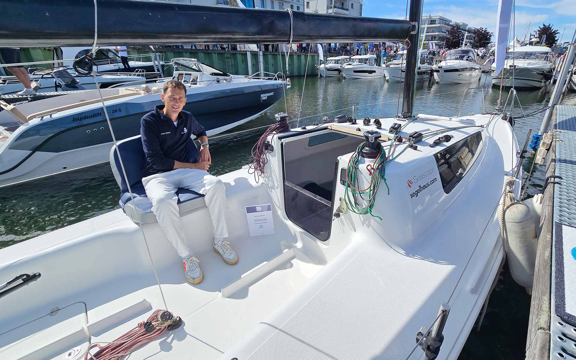 Großes Cockpit, viel Platz auch in der Kabine: Der ideale Micro-Cruiser