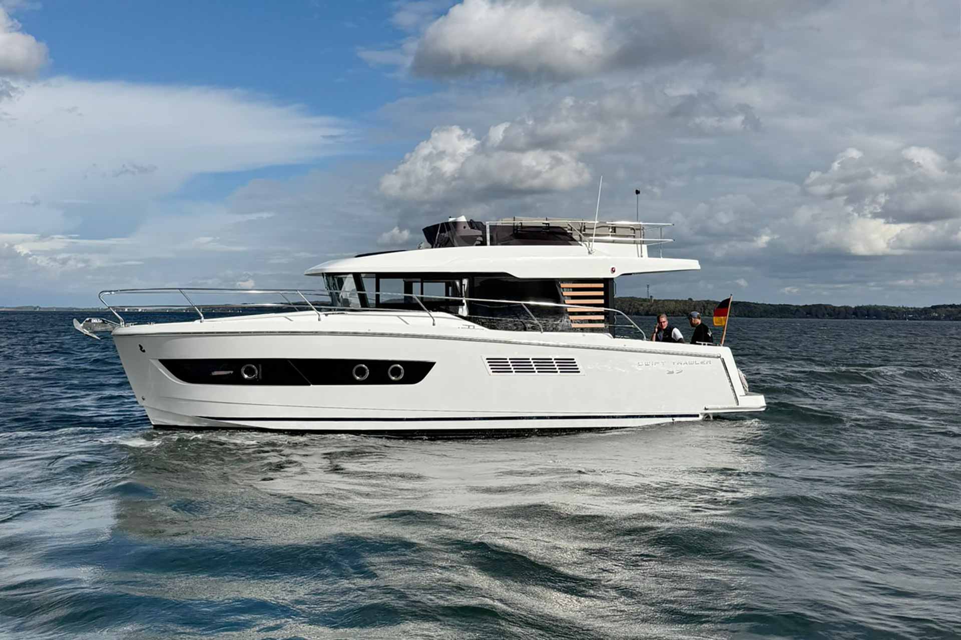 Schick, ökonomisch und geräumig: Der neue BENETEAU Swift Trawler 37 Fly