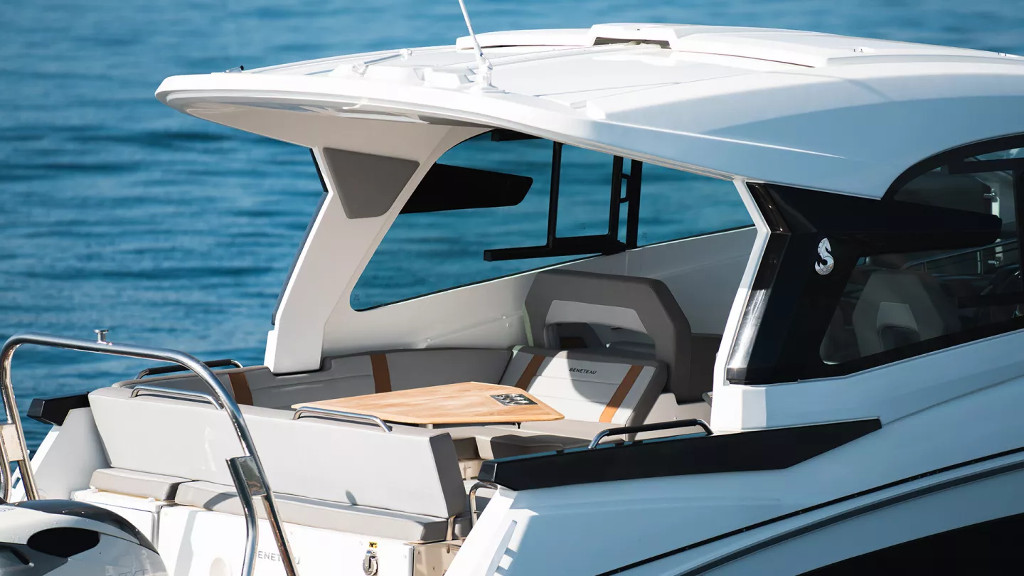 flyer-10-sport-top-exterior-3_0.jpg