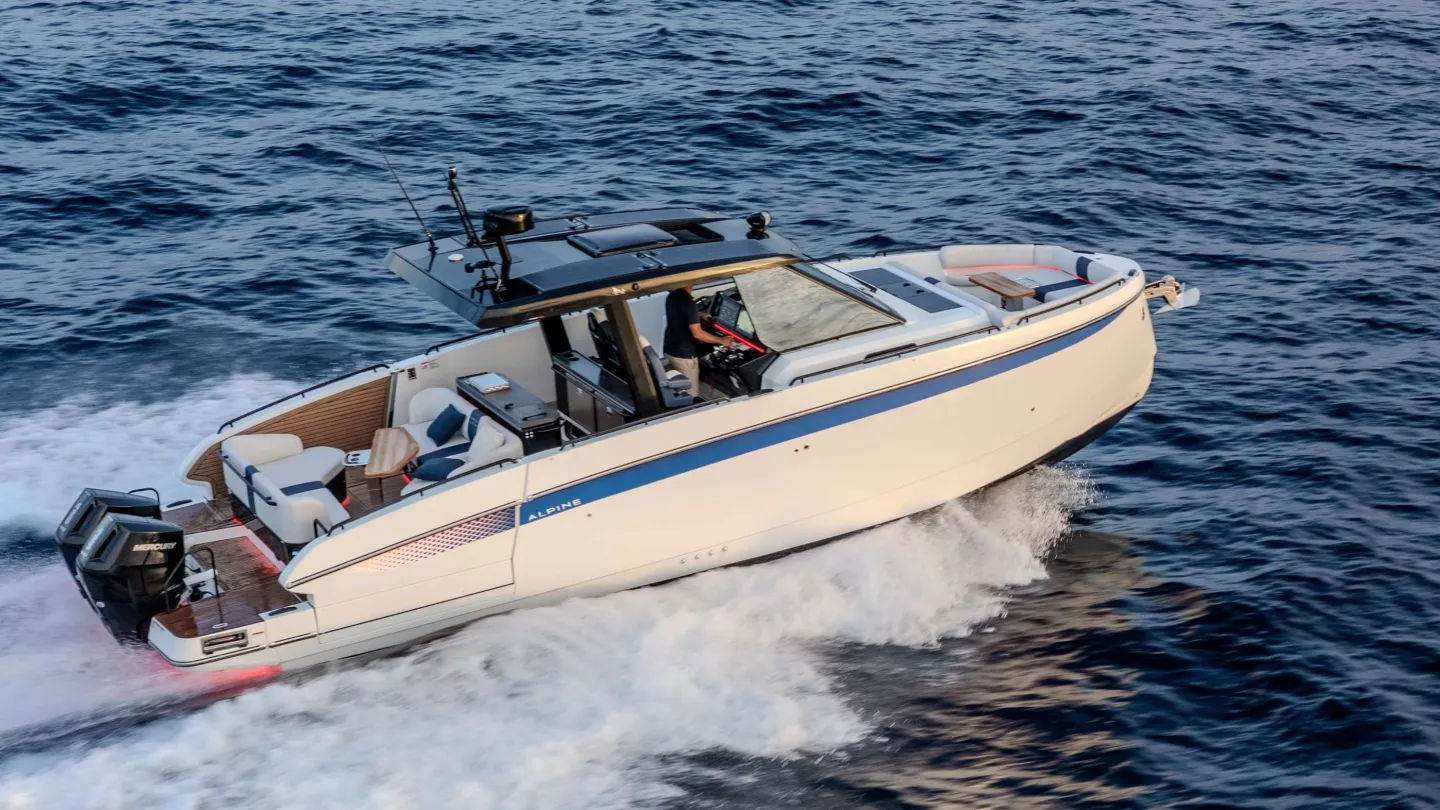 motor-yacht-gran-turismo-40-open-exterior-2880x1572-01.jpg