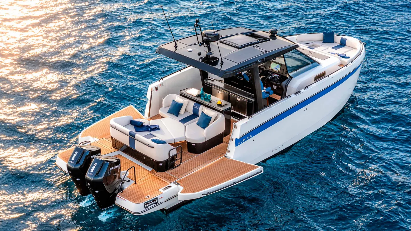 motor-yacht-gran-turismo-40-open-exterior-2880x1572-02.jpg