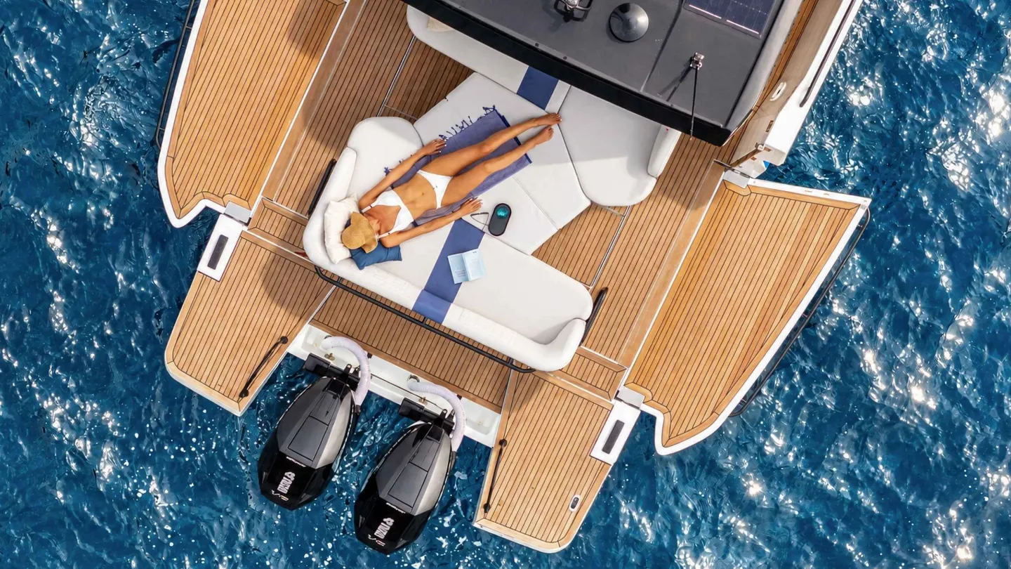 motor-yacht-gran-turismo-40-open-exterior-2880x1572-03.jpg