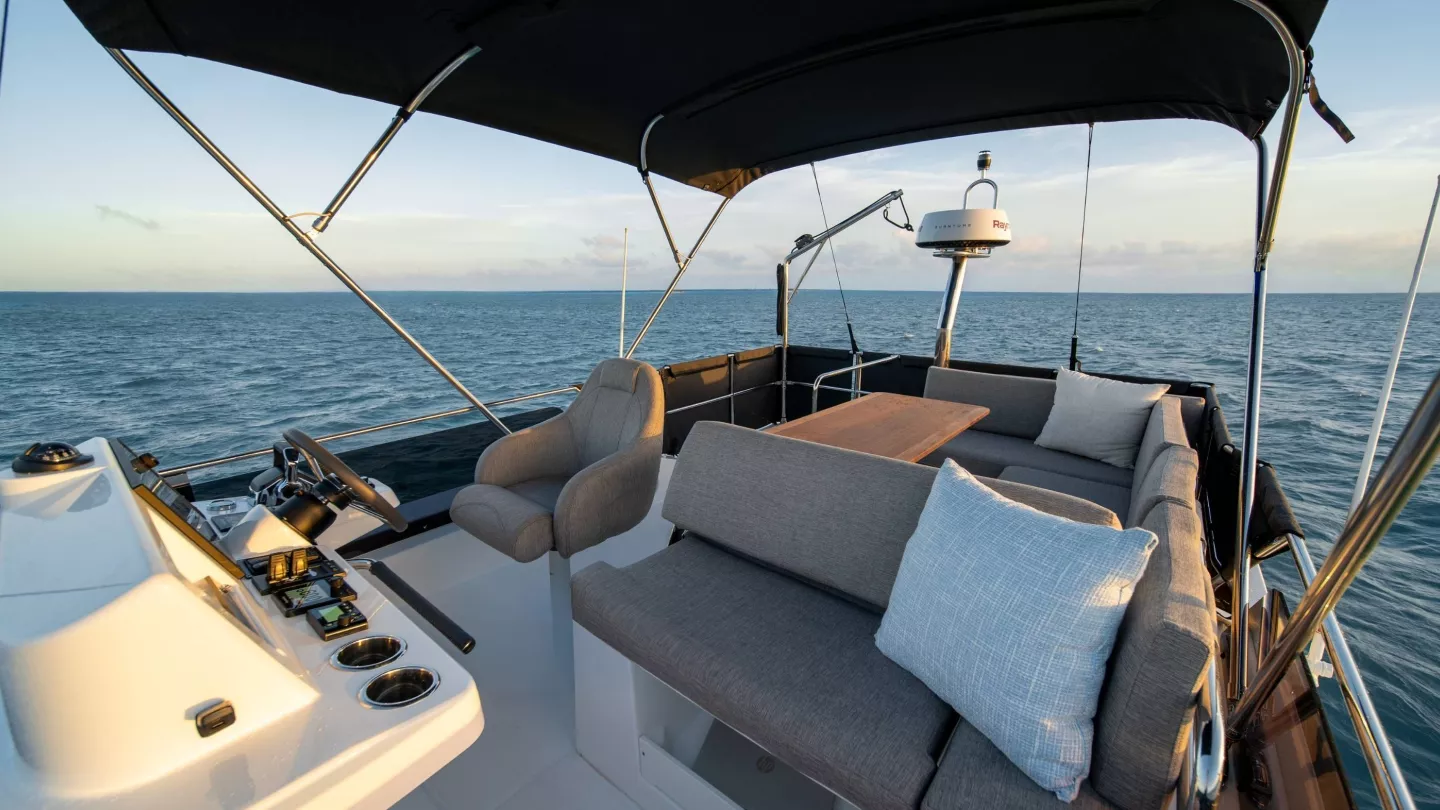 swift-trawler-37-fly-exterior-design-02.jpg