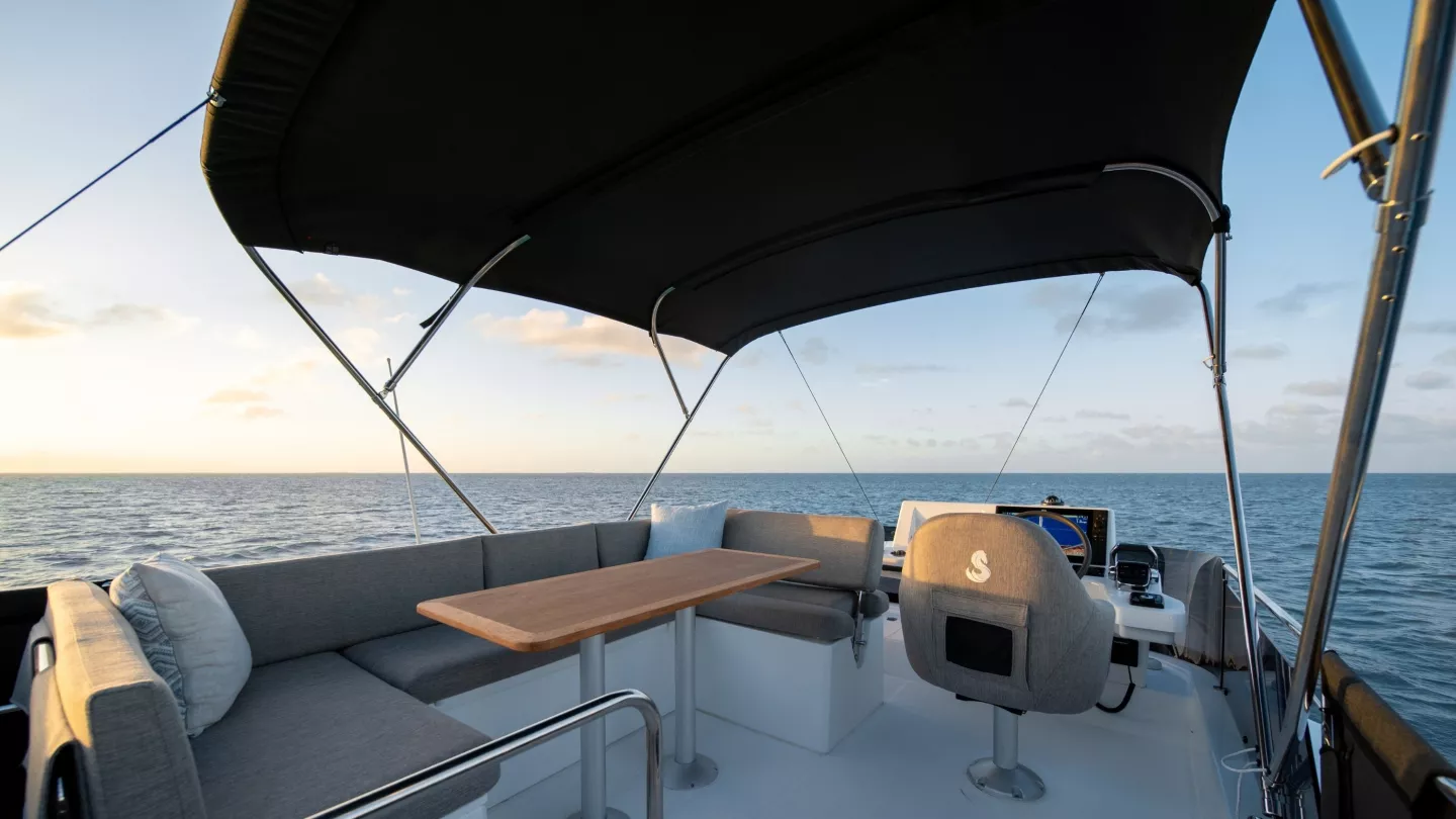 swift-trawler-37-fly-exterior-design-03.jpg