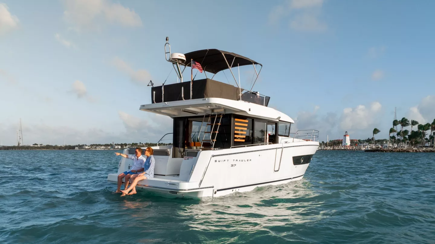 swift-trawler-37-fly-exterior-design-04.jpg