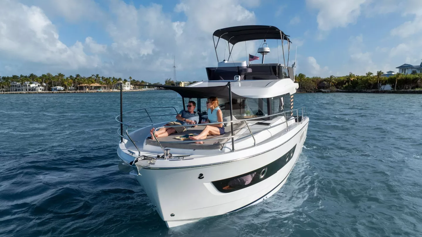 swift-trawler-37-fly-exterior-design-05.jpg
