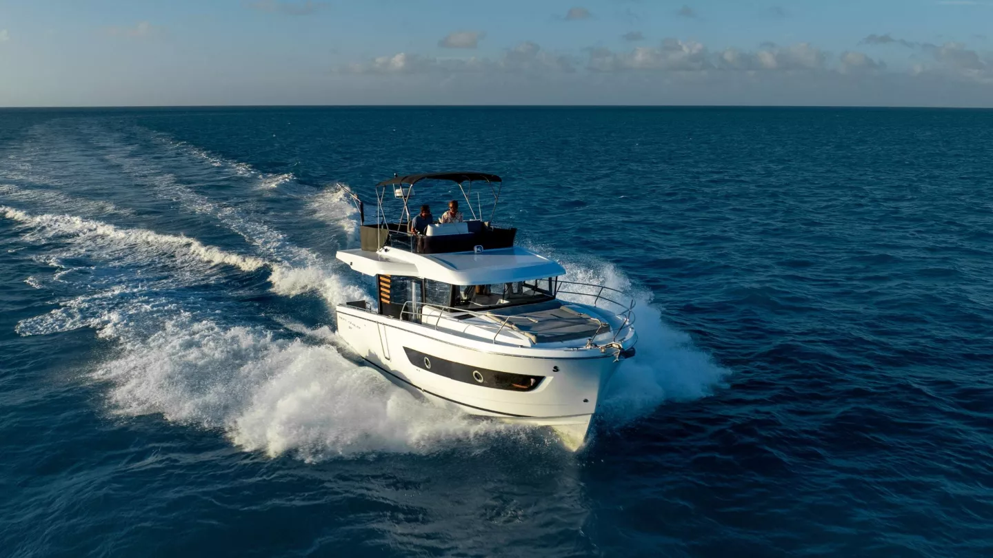 swift-trawler-37-fly-exterior-design-10.jpg