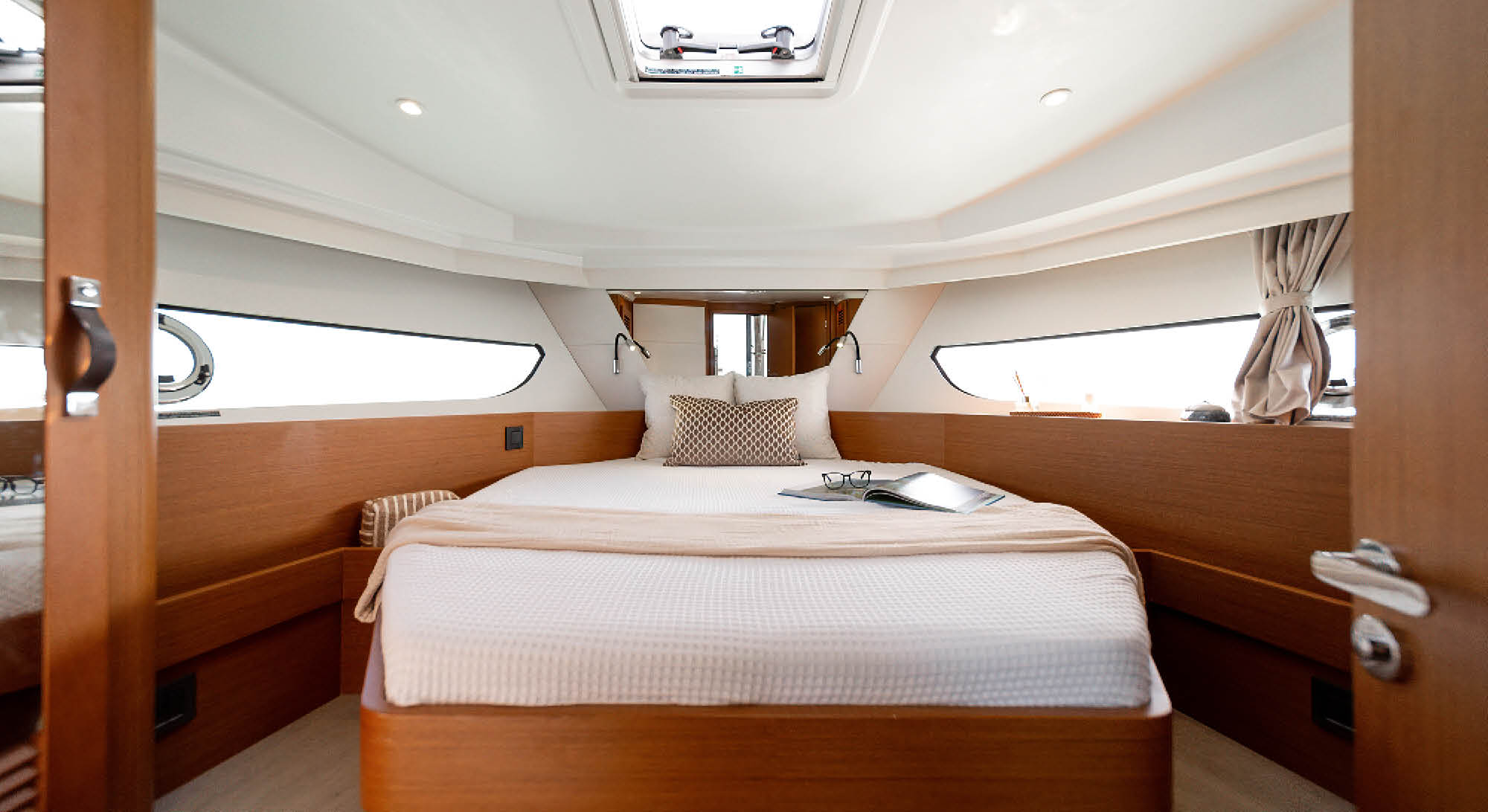 swift-trawler-37-fly-interior-design-05